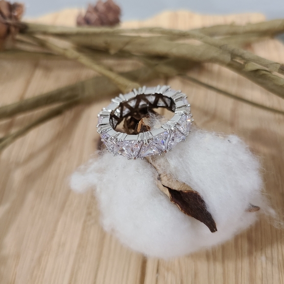 🎊🎊NEW🎊🎊BEAUTIFUL!! TRIANGLE CZ Ring in SILVER Plating 🎊🎊 - Picture 14 of 16